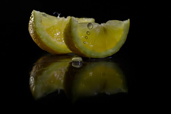 Jugosas rodajas de limón sobre un fondo oscuro