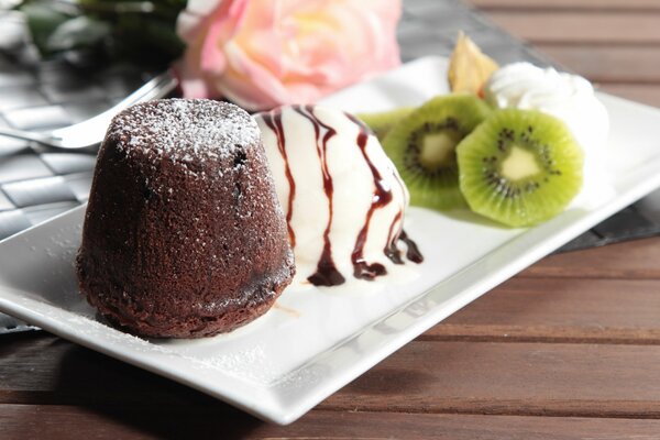 Pastel de helado con trozos de kiwi