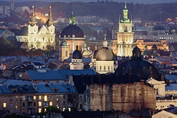 Installations de Lviv dans la soirée