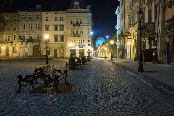 Ciudad nocturna de Lviv en Ucrania