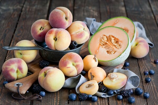 Bodegón de fruta fresca sobre fondo de madera