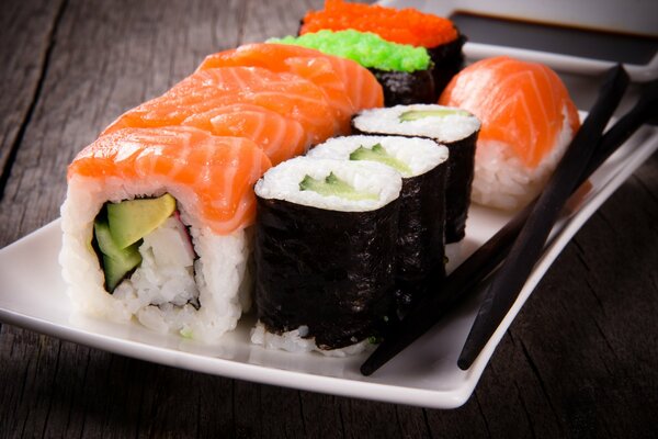 Sushi y rollos en un plato cuadrado