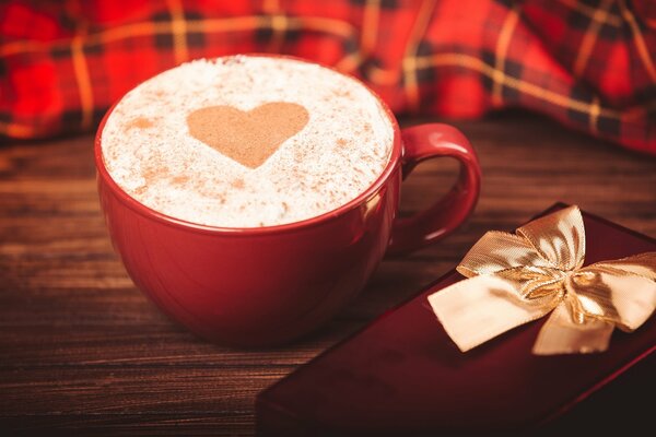 Taza de cappuccino rojo y regalo