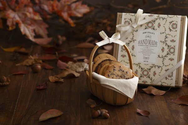 Nature morte d automne avec des feuilles, panier de biscuits aux pépites de chocolat