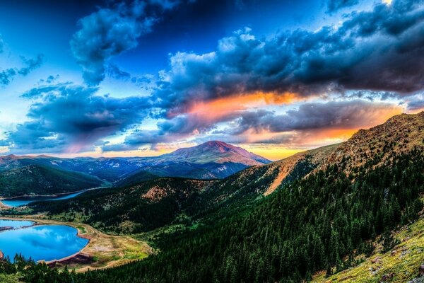 Ciel dans la lumière du coucher du soleil sur le lac dans les montagnes