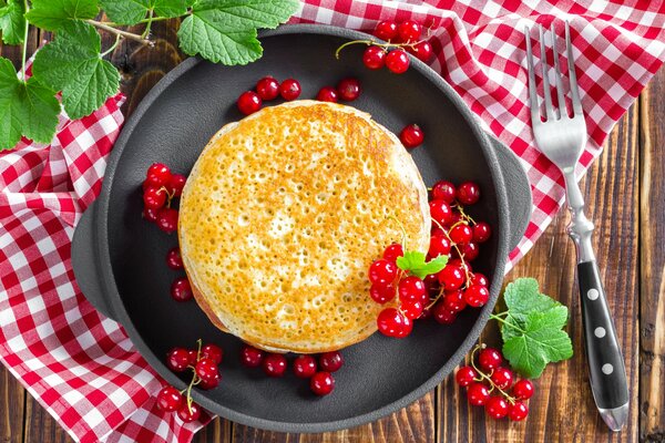 Leckere Pfannkuchen mit roten Beeren