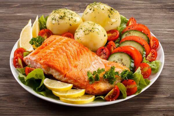 Salmon dish with potatoes and fresh vegetables