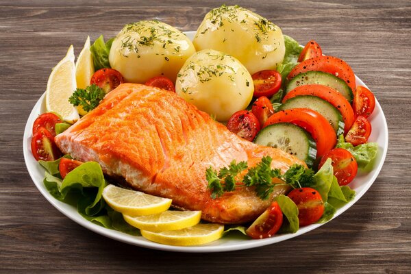 Plat de saumon avec pommes de terre et légumes frais