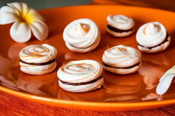 Dulces de merengue en un plato