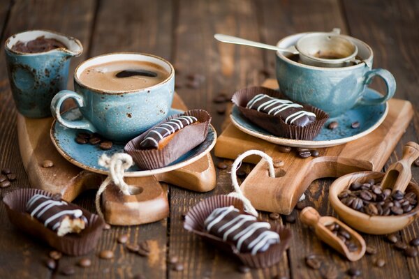 Due tazze di caffè in grani e torte