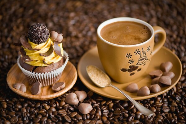 Une tasse de café chaud et un gâteau