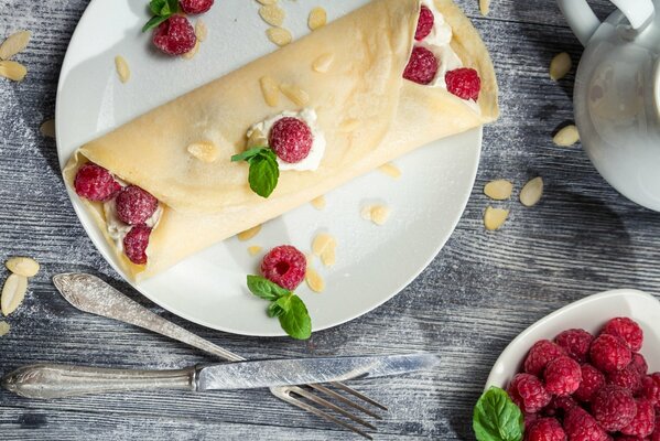 Pfannkuchen mit Himbeeren, serviert