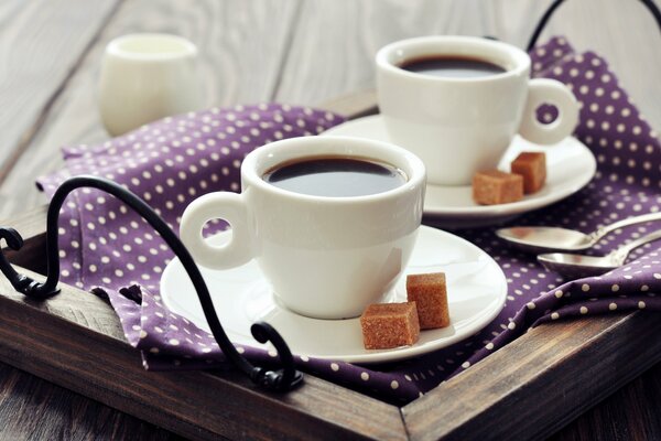 Plateau de café en bois avec sucre et caramel