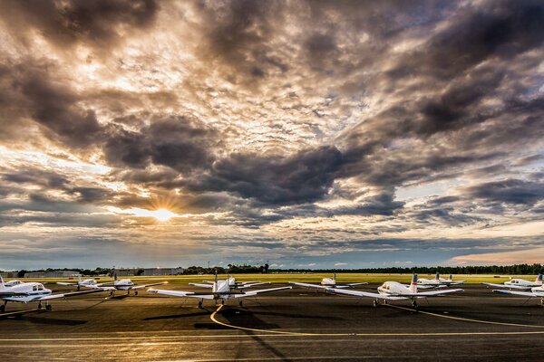 Flughafen in Florida unter schlagenden Wolken