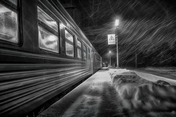 Larga y fría espera del tren en la plataforma de invierno