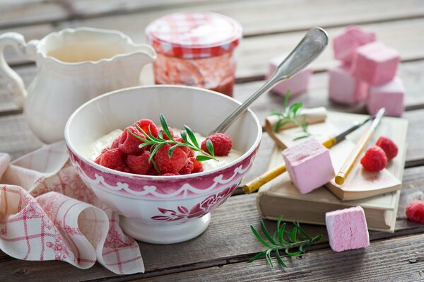 Dessert au fromage Cottage avec des baies pour le petit déjeuner