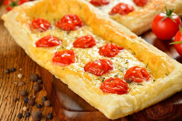 Blätterteigkuchen mit Tomaten auf einer Tafel