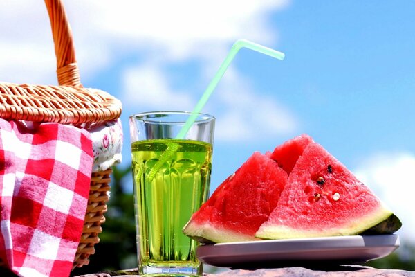 Wassermelonensommer und ein Cocktail in der Natur