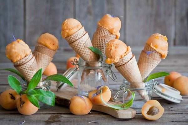 Crème glacée aux abricots juteuse en cornets