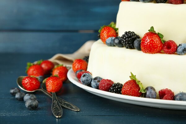 Dessert mit Beeren, süß, Käsekuchen