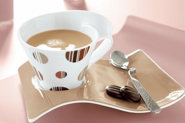 Bebida de la mañana con galletas de una hermosa taza