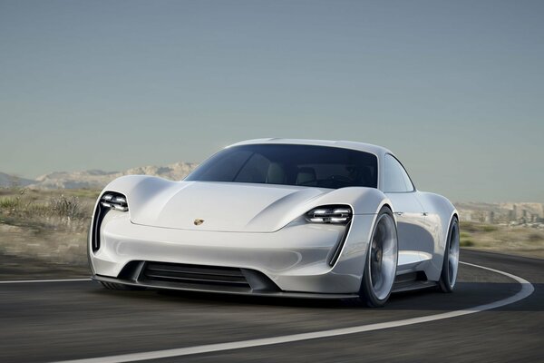 Supercar futuriste Porsche se précipite sur la route