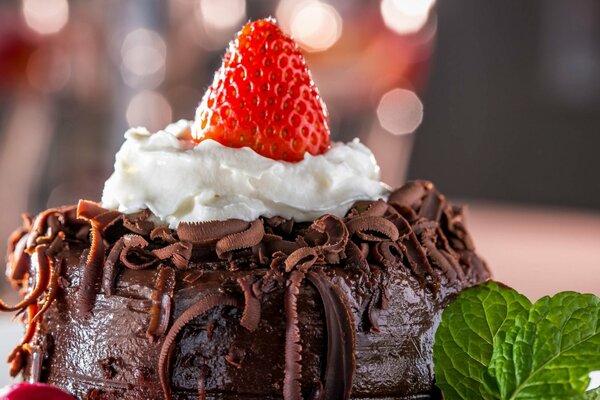 Dessert au chocolat aux fraises, servi