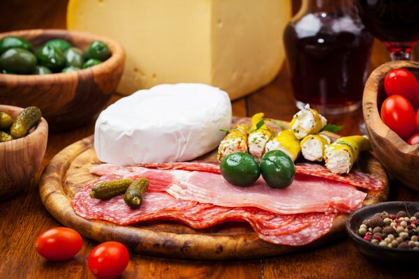 Plato de queso, carne y pepinos