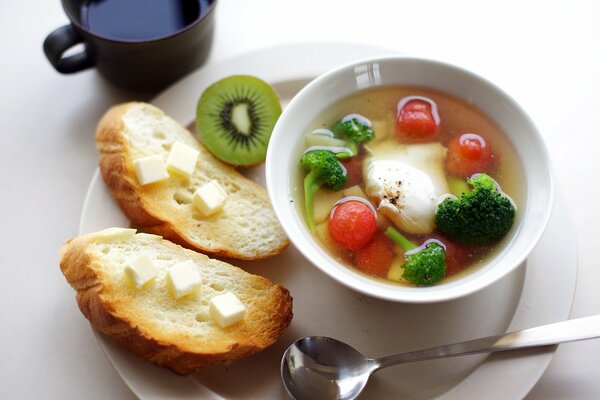 Zuppa con cavolo broccali, pomodori e formaggio