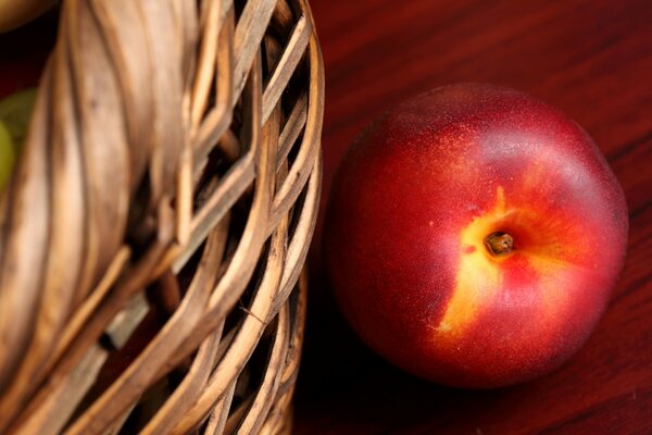 Nectarine dans le panier sur la table