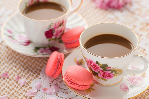 Café dulce en hermosas tazas