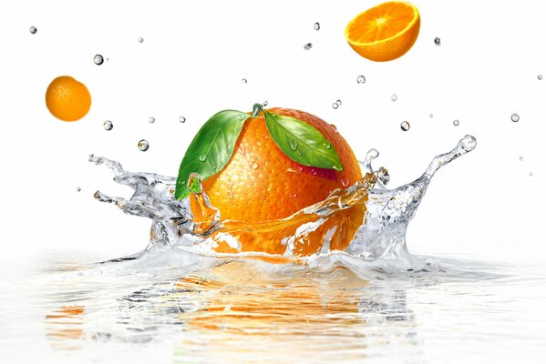 Naranja brillante en spray de agua