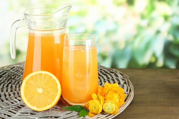 Jugo de naranja recién exprimido en una jarra