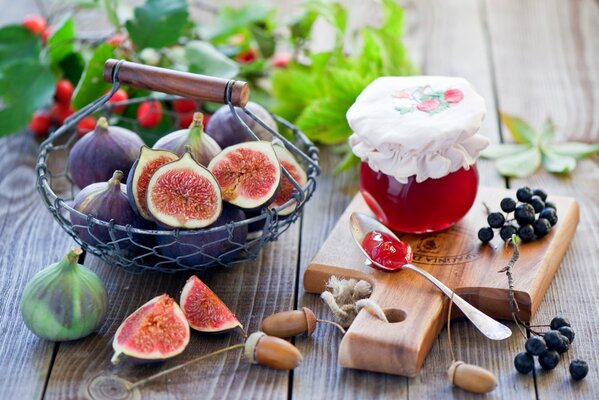 Marmellata e frutta sulla veranda