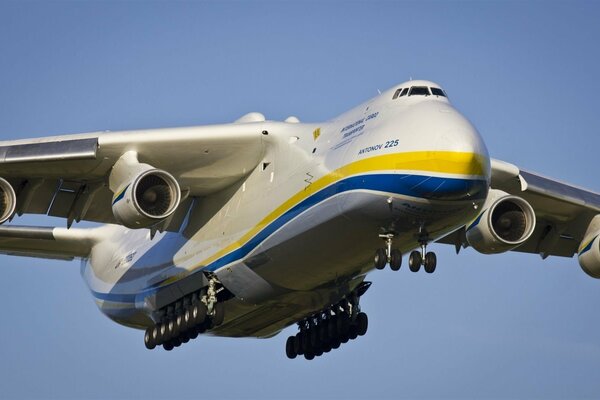 Der Start des riesigen An-225 bei sonnigem Wetter