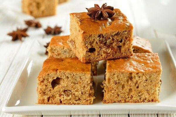 Gâteau au miel de miel faire très attentivement, il est très grincheux