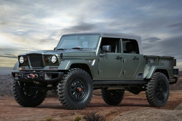 Jeep robusto en el crepúsculo del desierto