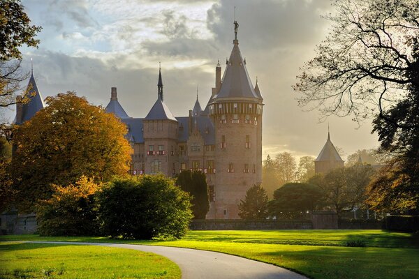 Die Natur hat das Schloss geschmückt. der goldene Herbst