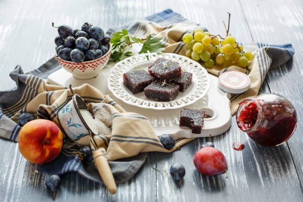 Natürliche Marmelade aus Beeren mit Zucker