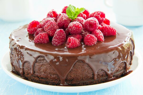 Ein leckerer Kuchen zum Nachtisch aus Schokoladenbeeren und Zuckerguss