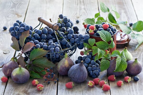 Дары осени, натюрморт из винограда, инжира и ягод малины