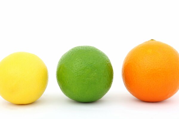 Tres tipos de cítricos: limón, Lima, naranja