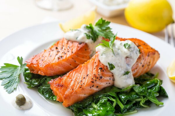 Rotes gekochtes und gedämpftes Fischfleisch in Soße