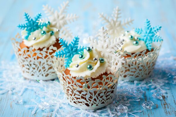 Magdalenas de invierno festivas con copos de nieve decorativos