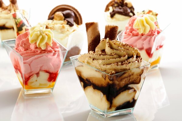 Crème glacée au caramel et aux enchevêtrements dans des tasses en verre