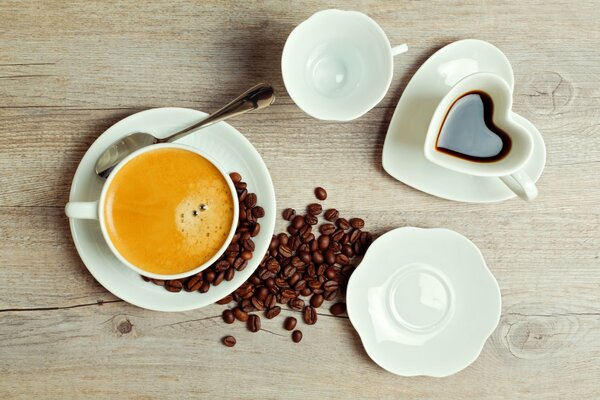 Tasse de café. Soucoupes et grains de café