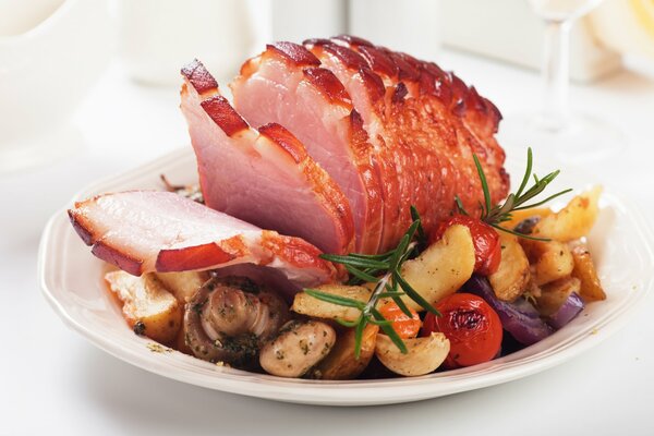 Viande cuite au four avec des légumes et des champignons