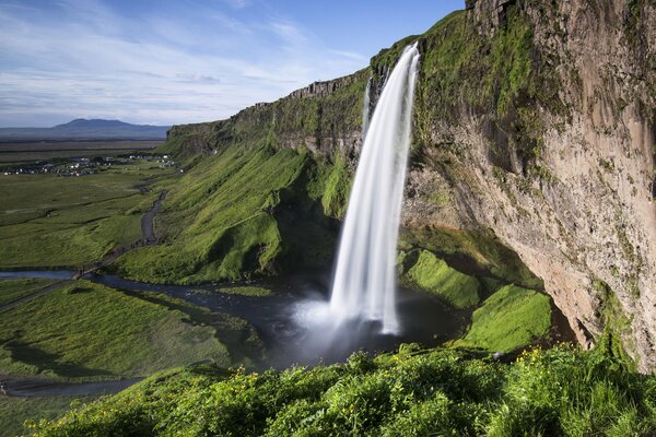 Cascada en Islandia contra un acantilado