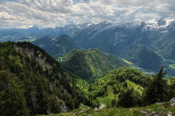 Die Berge Österreichs vor dem Hintergrund des bewölkten Himmels