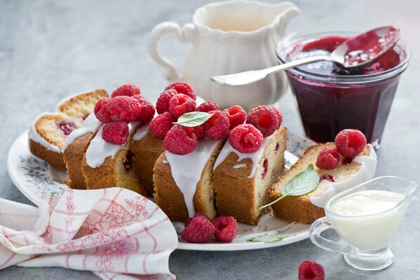 Cupcake appetitoso con bacche di lampone e marmellata dolce per dessert